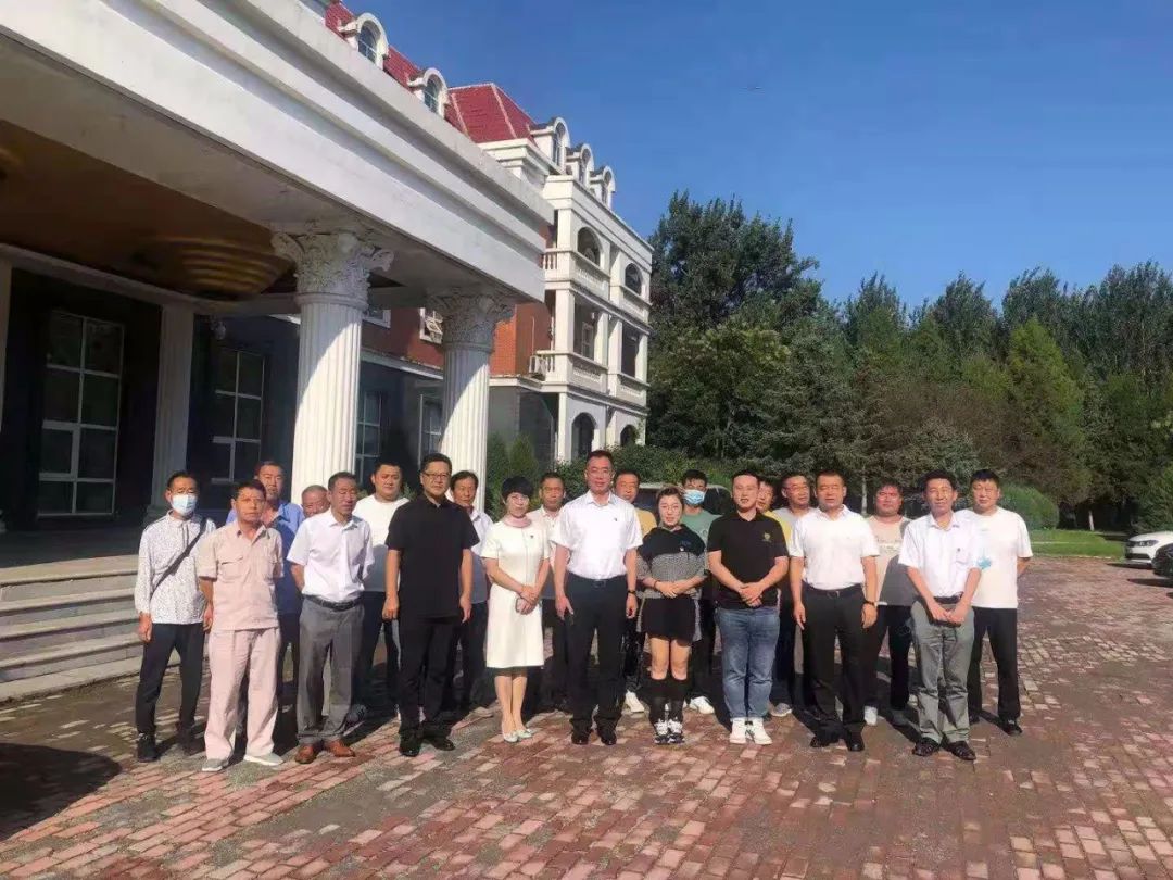 巩固脱贫攻坚成果，，，，，，，，助力乡村振兴——金世豪集团向岫岩县黄花甸镇关门山村送驻村干部工作(图1)